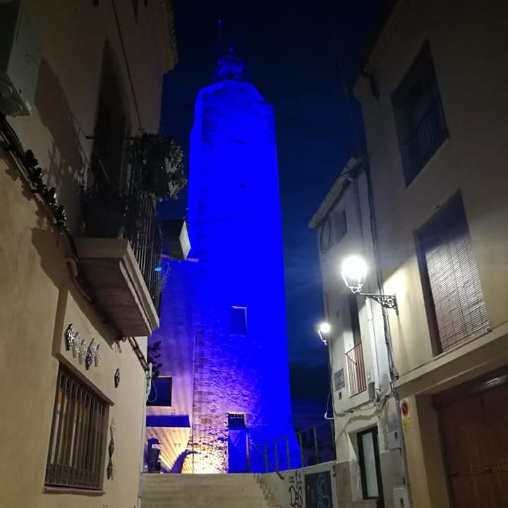 Torre del rellotge il·luminada de blau pel Dia Mundial de la Fibromiàlgia