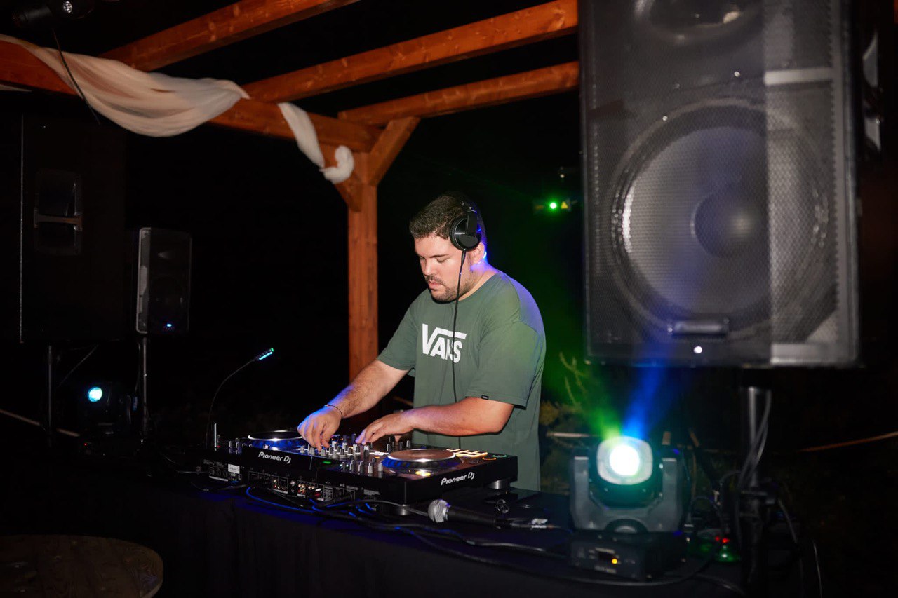 DJ Josemi punxant música en un esdeveniment