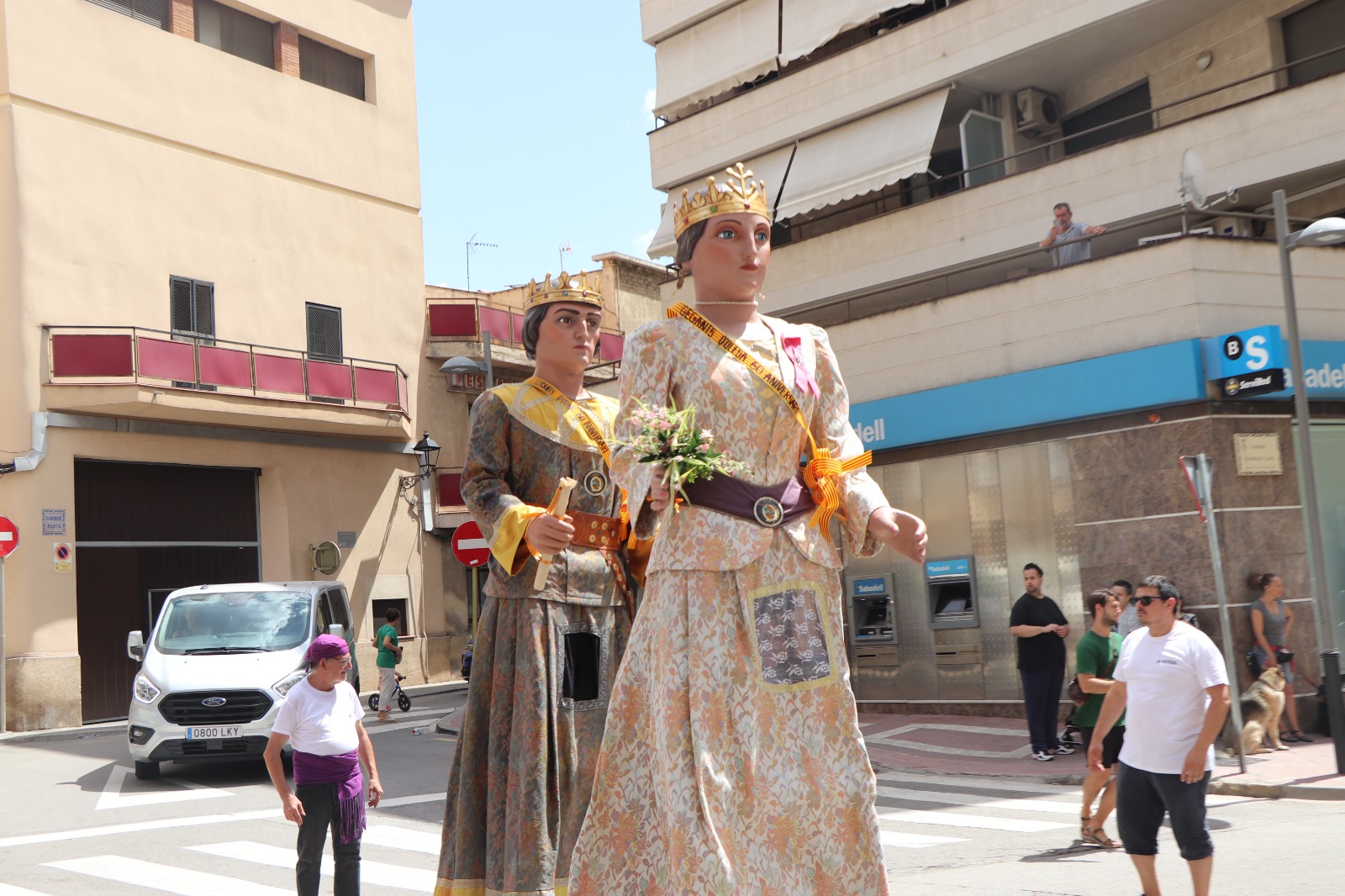 Imatge dels gegants vells d'Olesa trets a passejar per les Matinades de Festa Major