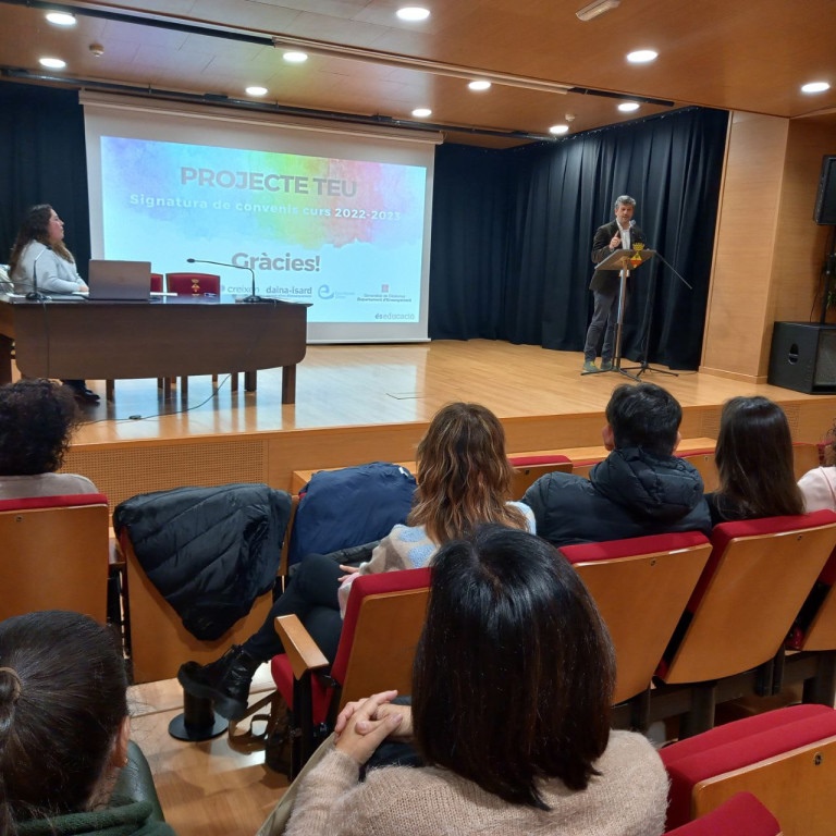 L'Alcalde d'Olesa de Montserrat adreça unes paraules a totes les persones assistents