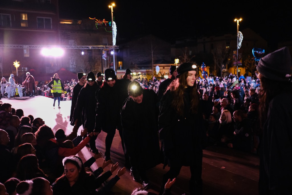 Salutacions als assistents a la Plaça Catalunya per part de les comparses que els acompanyen