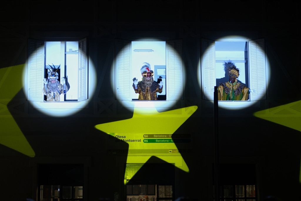 Els tres Reis Mags saludant des de les finestres de l'Estació de FGC