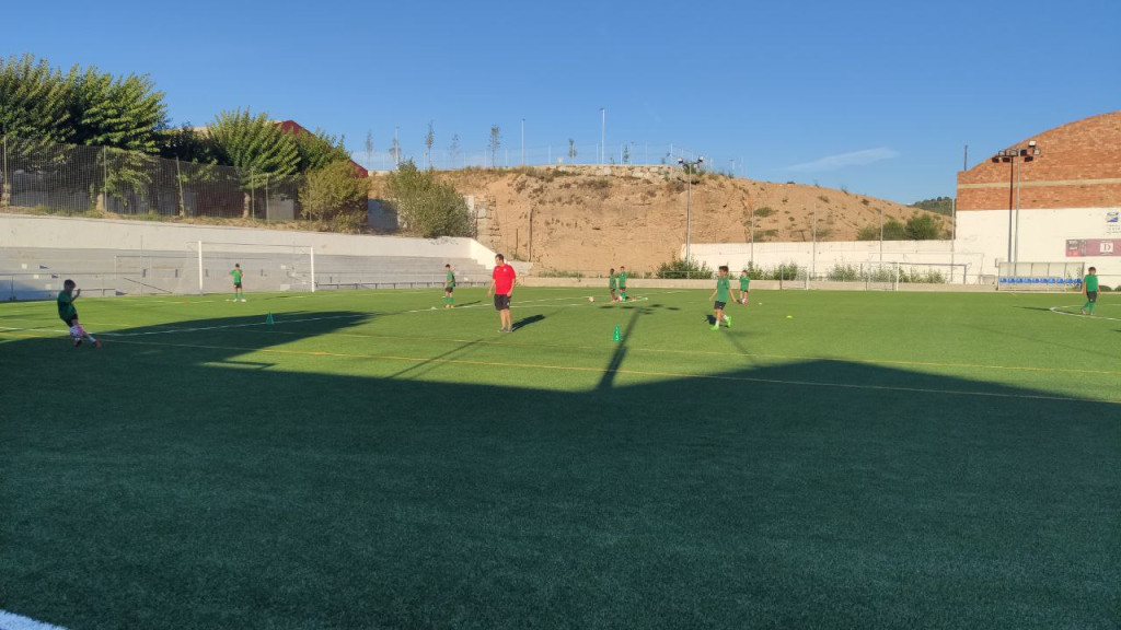 Entrenament a la nova gespa del Camp de Futbol Municipal