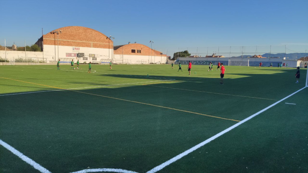 Entrenament a la nova gespa del Camp de Futbol Municipal