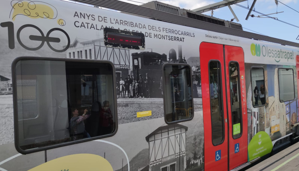 vagó de tren amb vinil dels 100 anys de l'arribada dels ferrocarrils catalans a Olesa