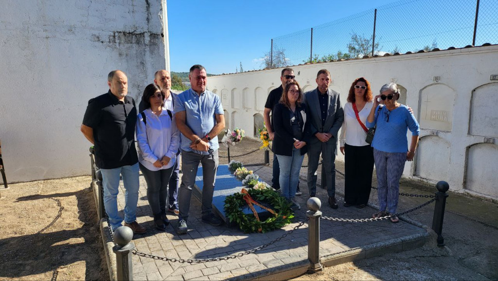 Ofrena Ajuntament Abrera al Cementiri Vell pels afusellats al febrer del 39