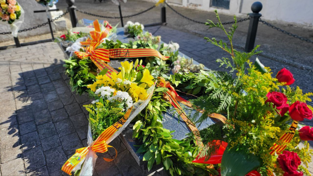 Ofrena Floral al Cementiri Vell d'Abrera pels afusellats al febrer del 39