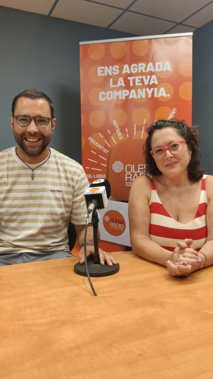 Olesa Ràdio comença la temporada 2022-2023. Robert Fuentes, responsable de "L'Hotel Gori" i Raquel Montoya, responsable de "L'Informatiu".