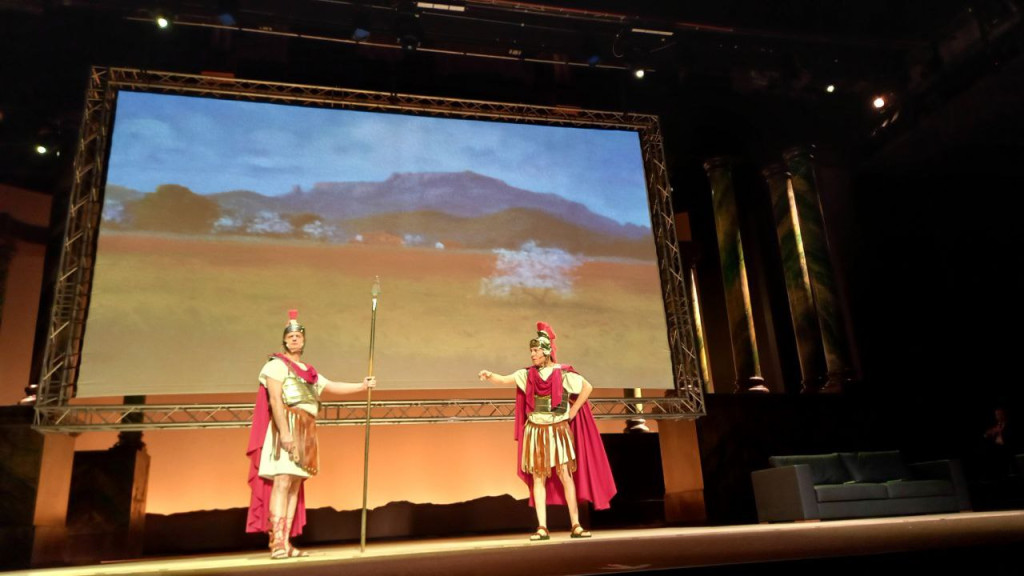 Dos personatges vestits de romans a l'escenari fent referencia a la Passió