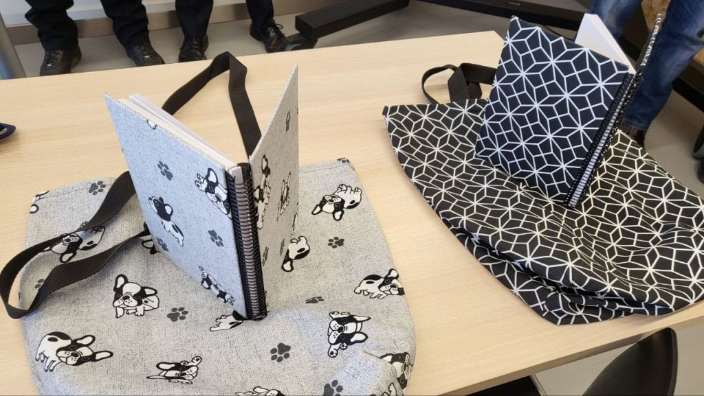 Kits de bosses i llibretes fetes a mà per a recaptar fons per a la creació d'espais adaptats