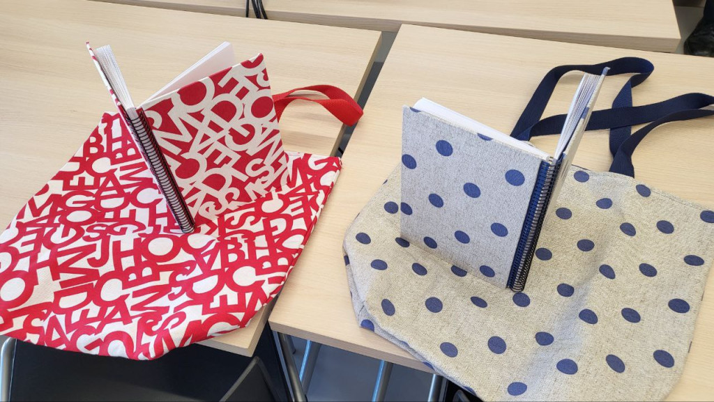 Kits de bosses i llibretes fetes a mà per a recaptar fons per a la creació d'espais adaptats
