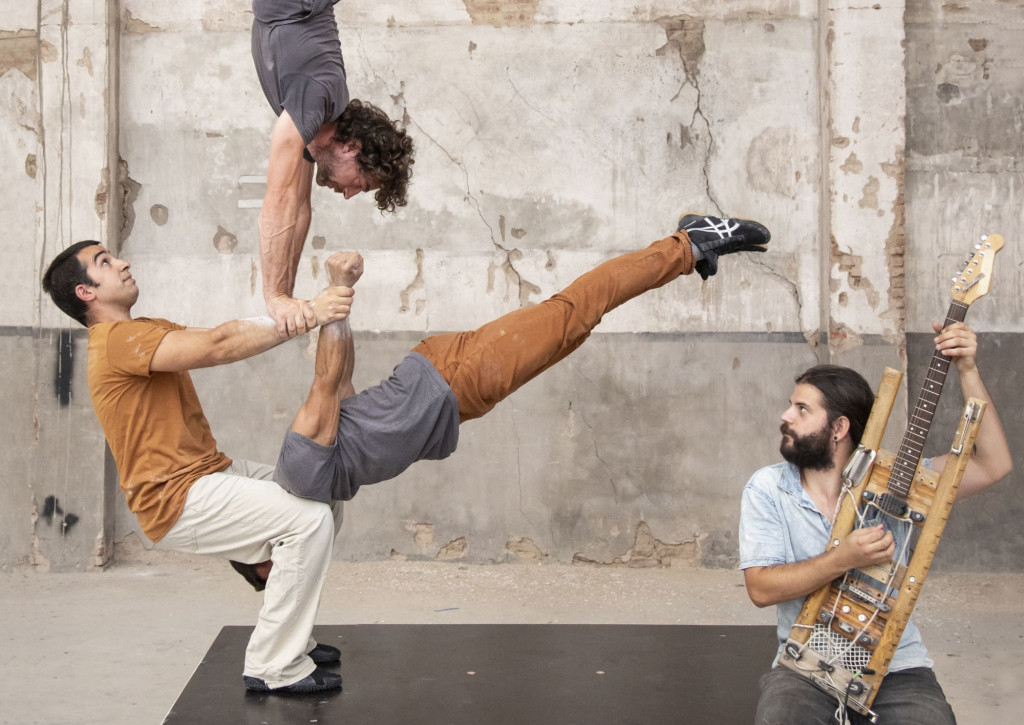 Artistes de la companyia Circ Pistolet fent acrobàcies