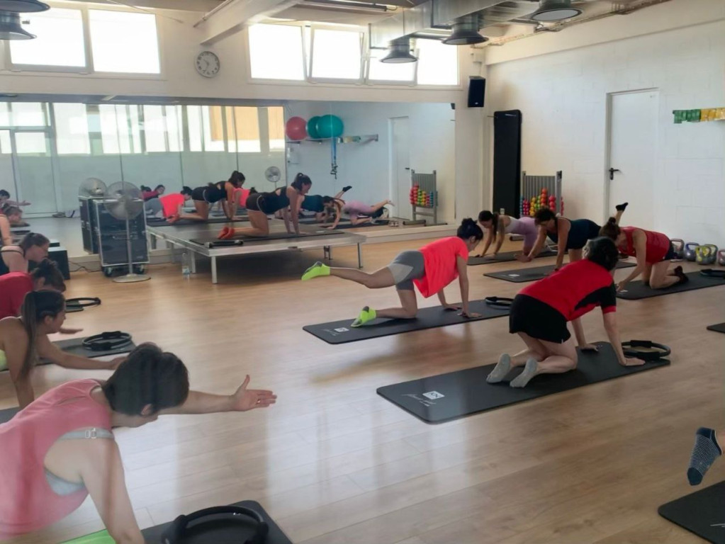 Sala de Pilates amb persones fent exercici