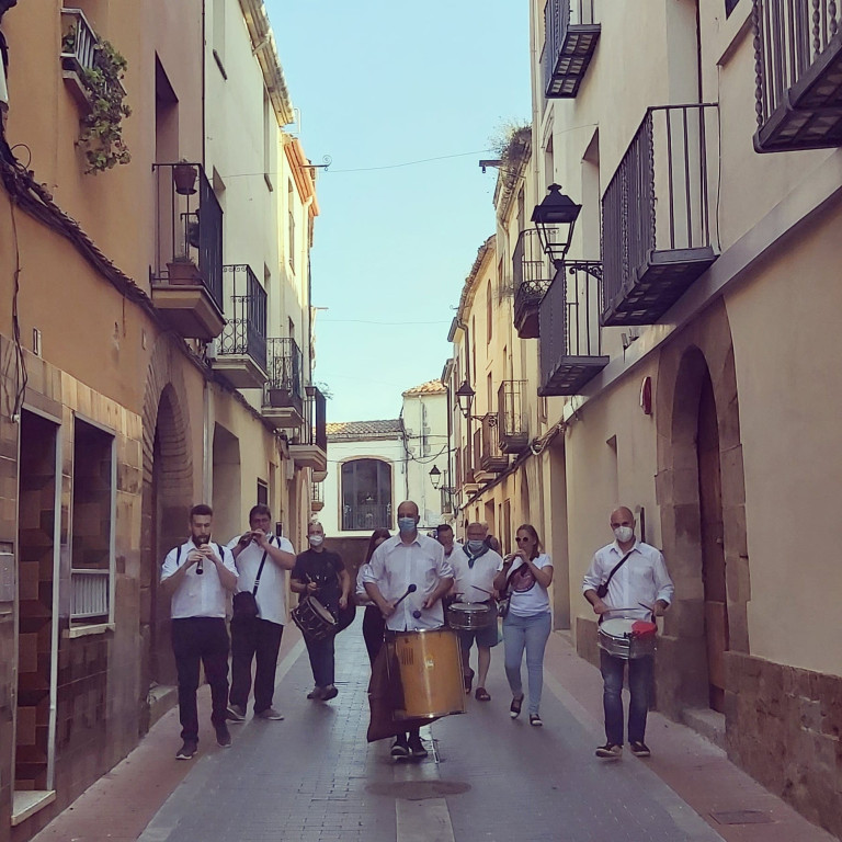 Músics tocant pels carrers d'Olesa