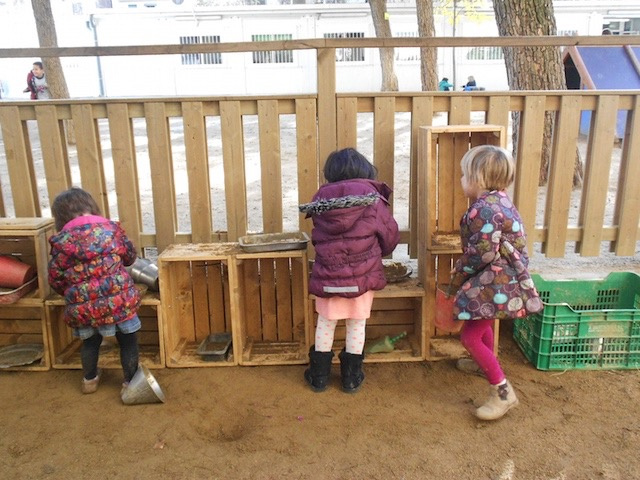 Nenes i nens jugant al pati de l'escola bressol