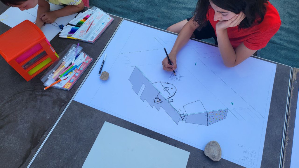 Nena dibuixant un cartell 