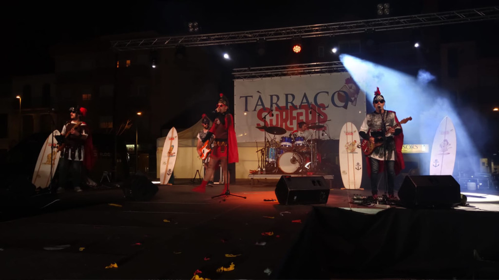 Actuació de Tarraco Surfers