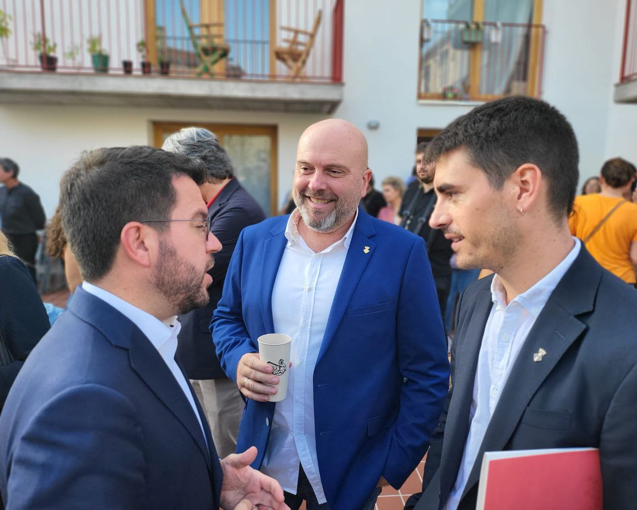 Inauguració de La Xicoira. Pere Aragonès (president de la Generalitat) amb Jordi Parent (alcalde) i Marc Serradó (1r tinent d'alcalde).