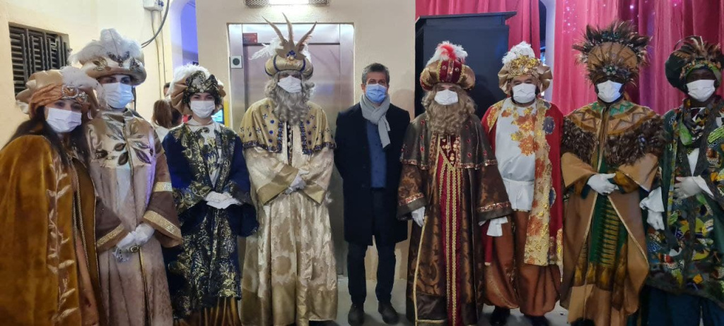 L'alcalde Miquel Riera amb els Reis Mags i els patges