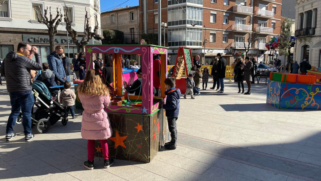 Infants jugant a la Plaça de la Sardana als jocs del món