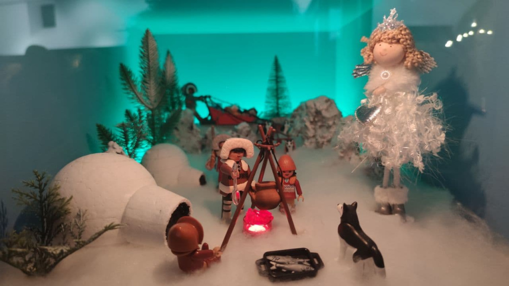 Diorama amb figures de playmobil simulant una familia d'esquimals