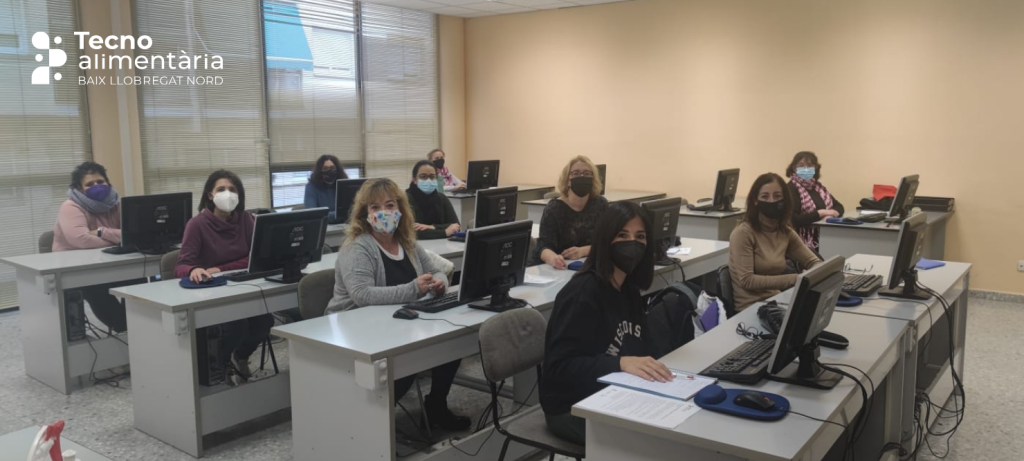 Participants en l'aula de formació Tecno alimentària amb ordinador cada participant