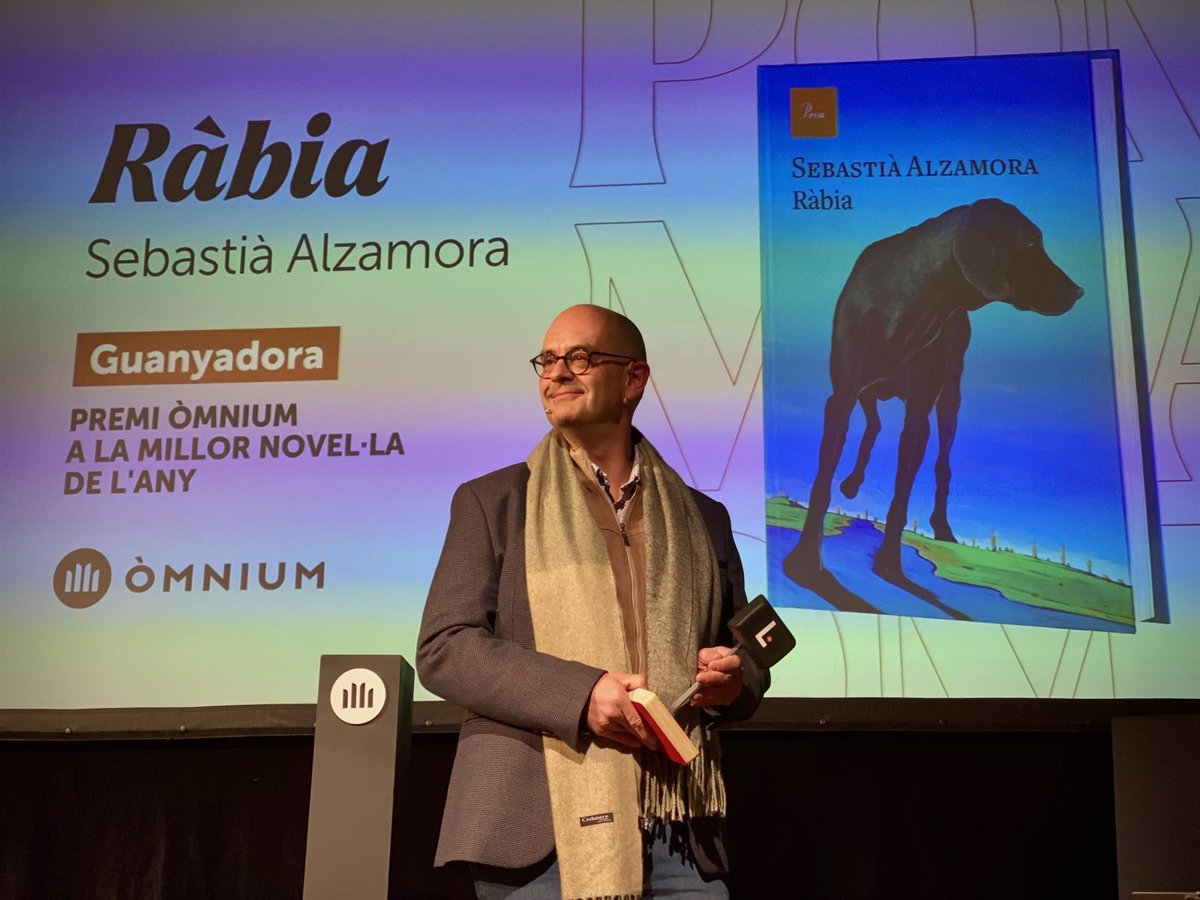 Imatge de Sebastià Alzamora recollint el premi Òmnium per la seva novel·la "Ràbia"