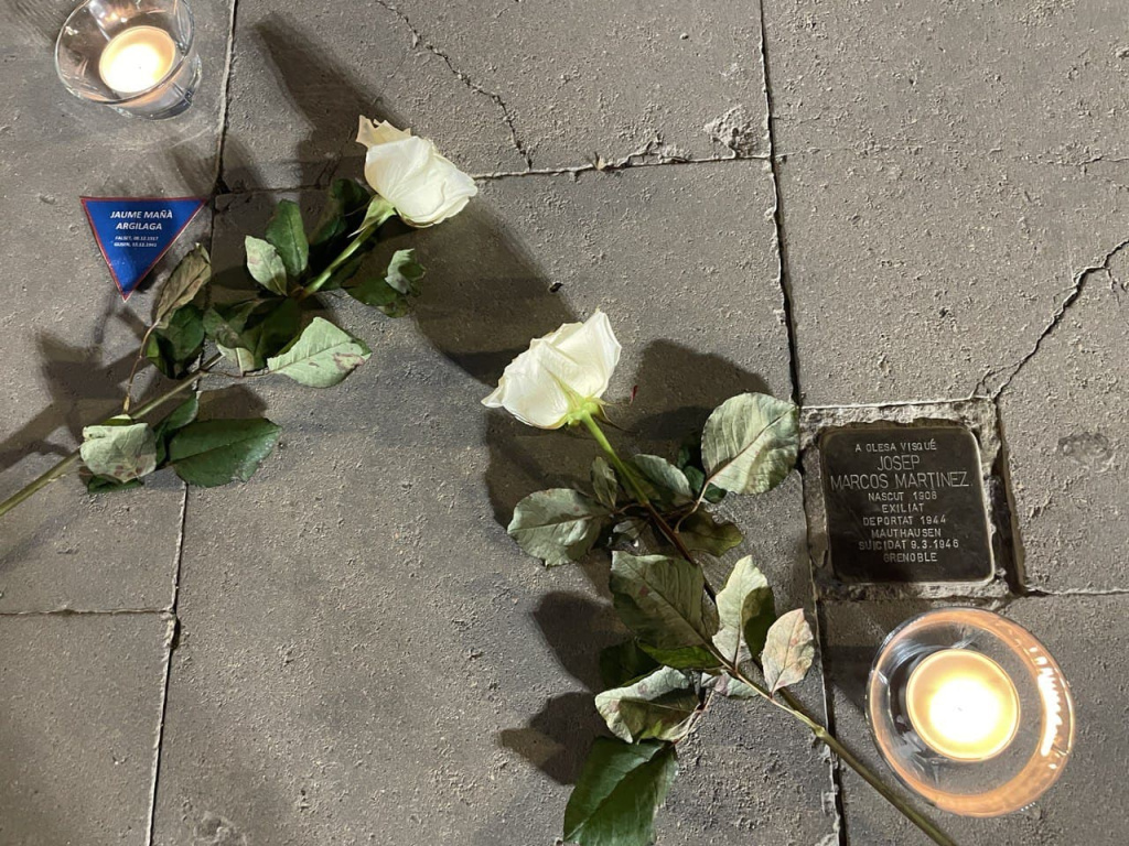 Homenatge floral a la llamborda d'una víctima dels camps nazis