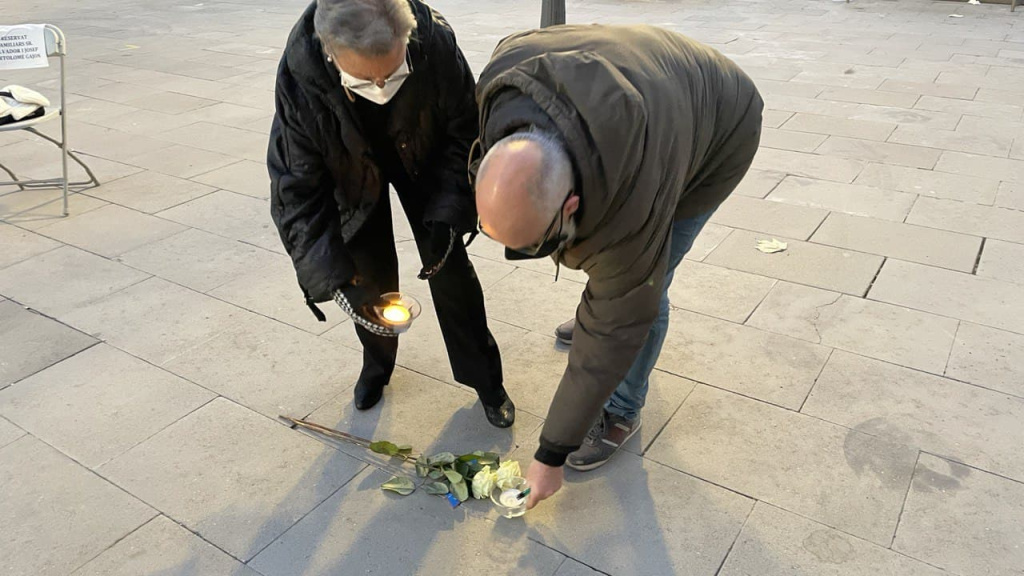 Ofrena floral per part de familiars de víctimes dels camps nazis