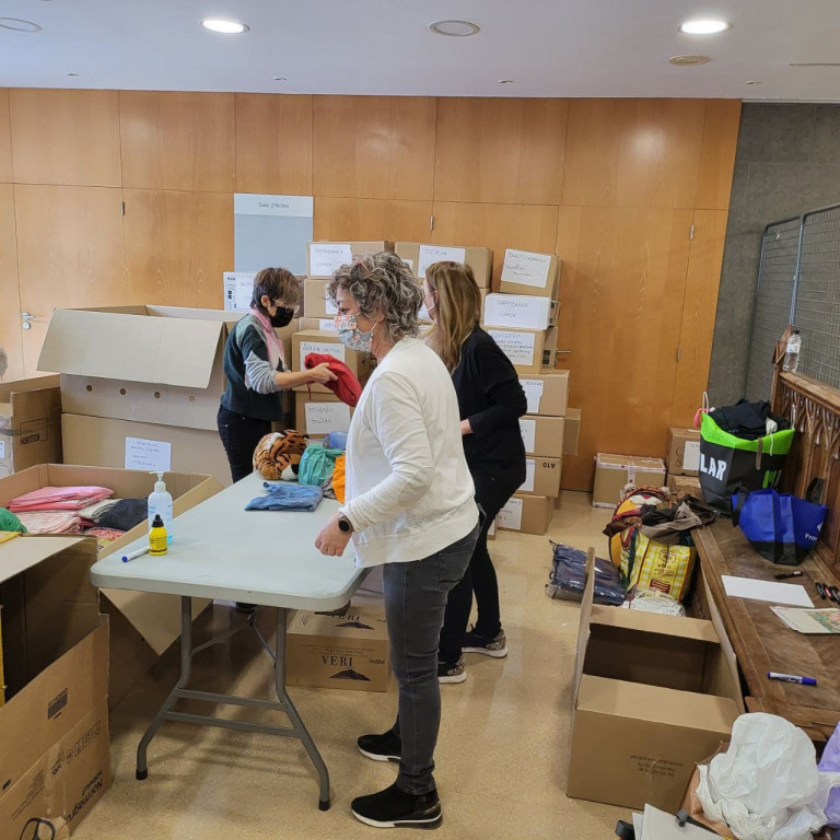 Voluntaries a la Casa de Cultura fent caixes amb el material recollit