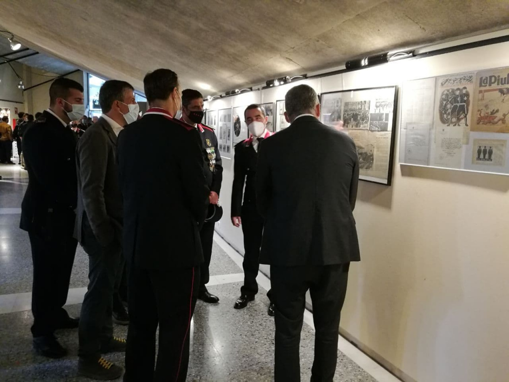 Visita d'autoritats responsables a l'exposició de recreació històrica de Mossos