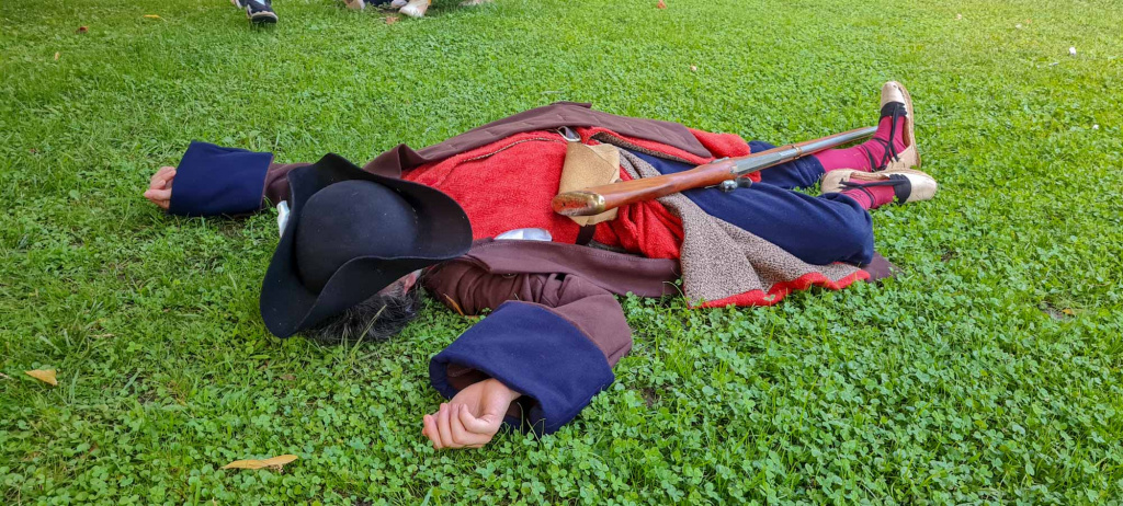 Miquelet estirat al parc fent el mort