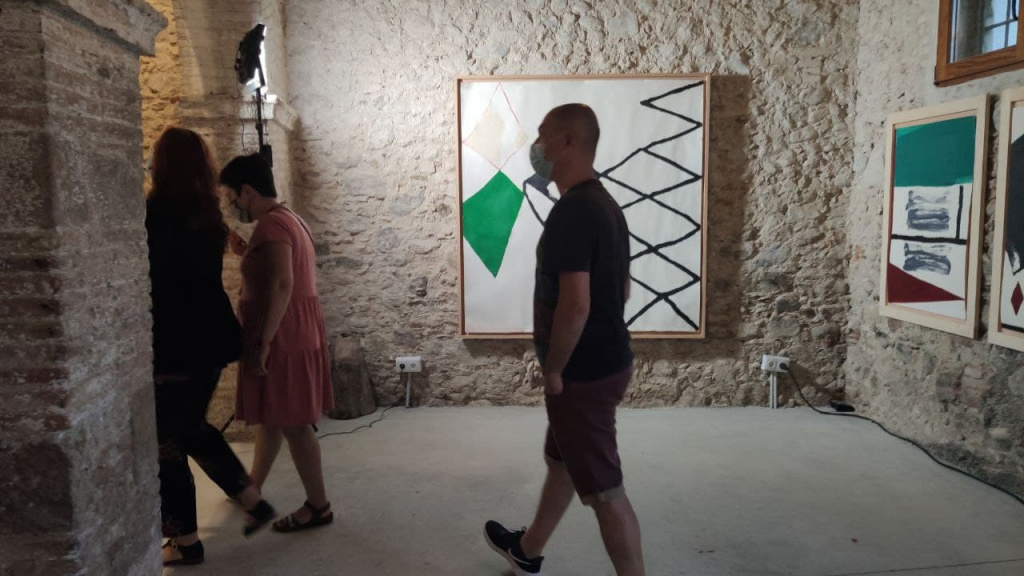 Persones visitant l'exposició de Pep Montoya a Cal Puigjaner
