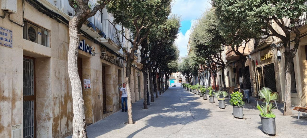 Vista del carrer Alfons Sala fins a la plaça de las fonts