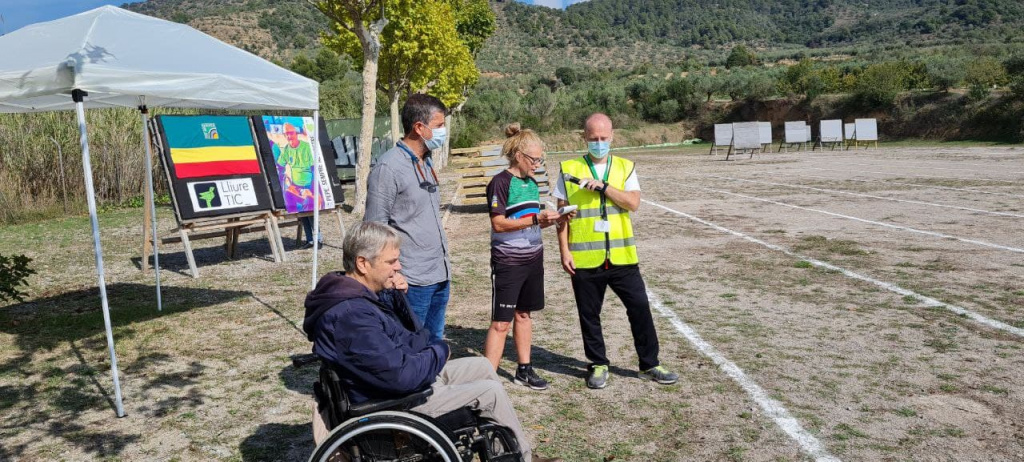 El Regidor d'Esports dient unes paraules al Camp de Tir juntament amb l'alcalde Miquel Riera i la Presidenta del Tir amb arc