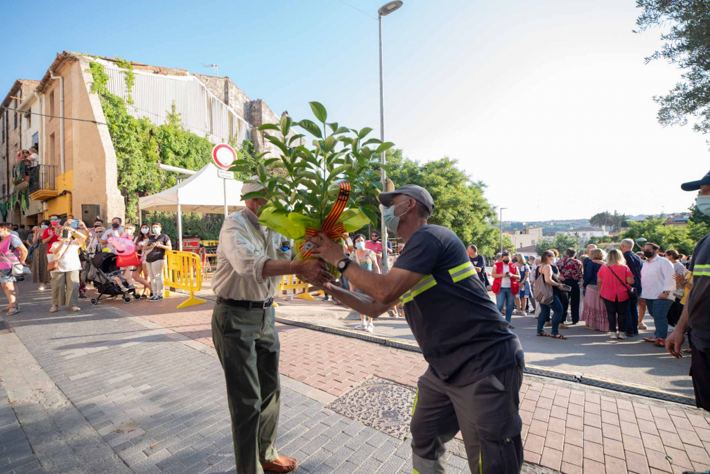 Ofrena floral 'un senyor a Santa Oliva