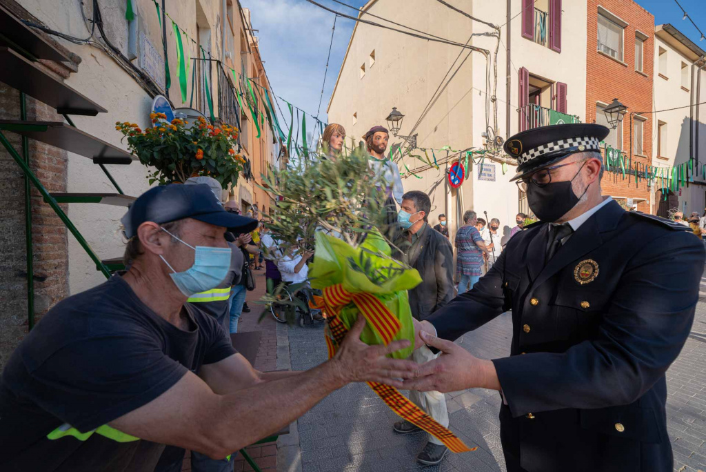 Ofrena floral de la policia a Santa Oliva