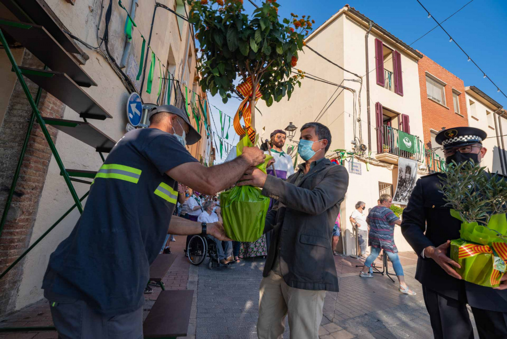 L'alcalde Miquel Riera fent l'ofrena amb la policia
