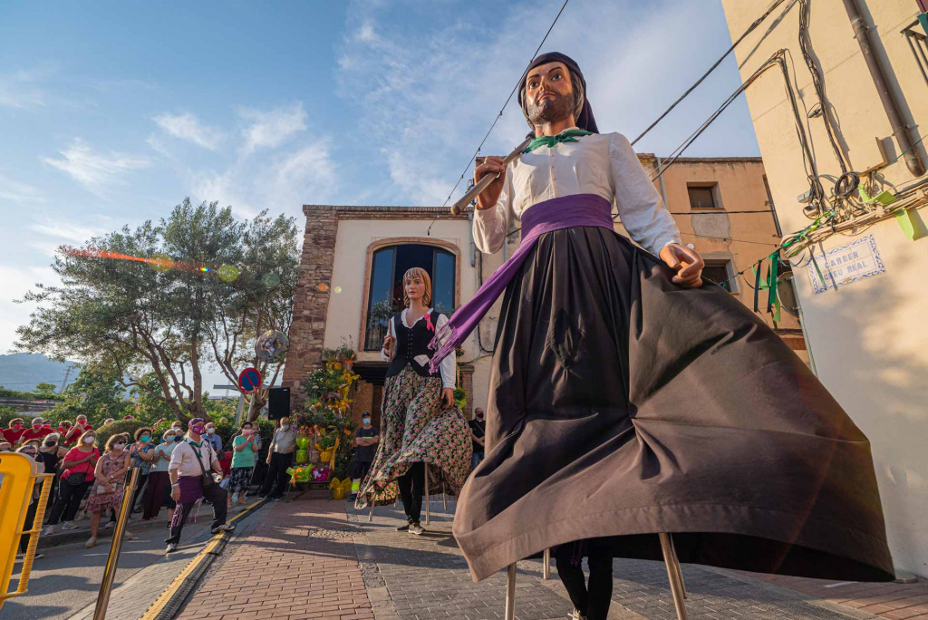 Gegants ballant davant de Santa Oliva al Porxo