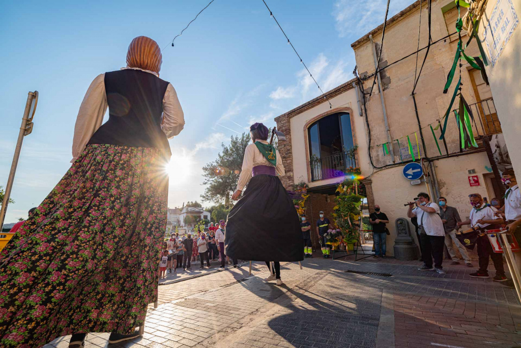 Gegants ballant davant de Santa Oliva