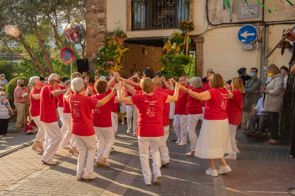 El grup Olesa Sardanista ballant sardanes davant de Santa Oliva