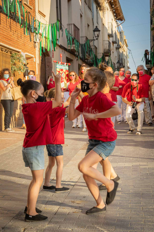 Nenes de l'Esbart ballant davant de Santa Oliva