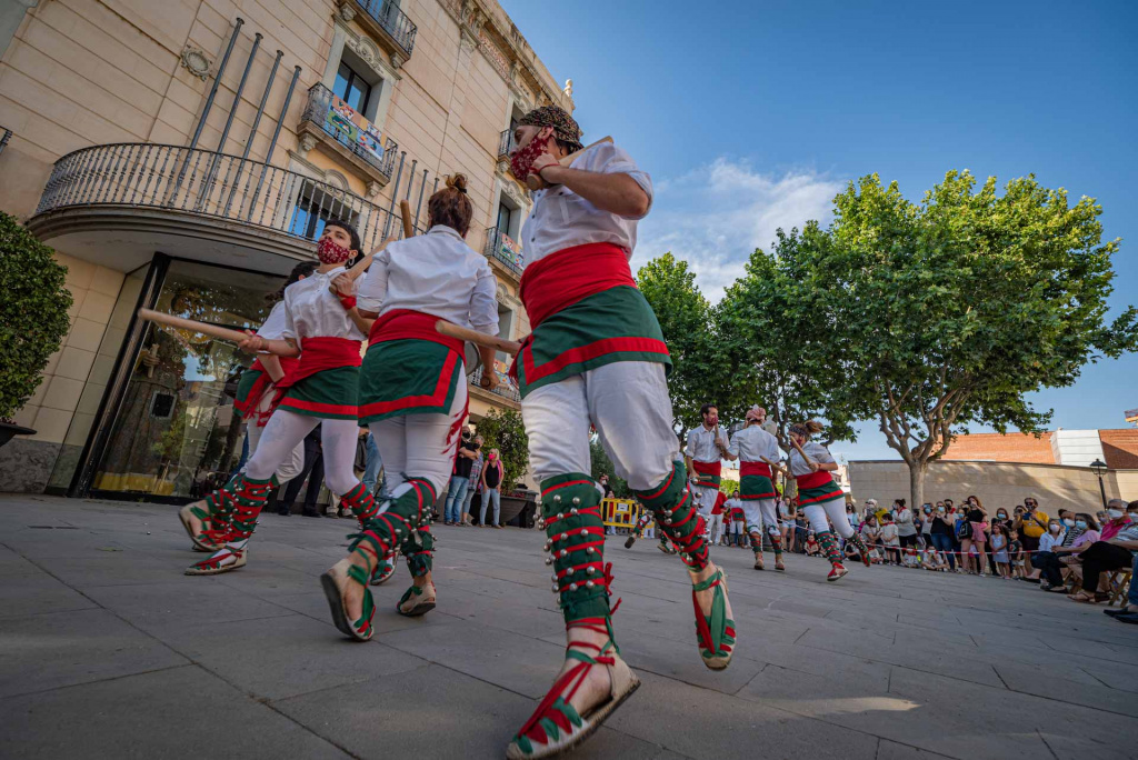 Bastoners del Montserratí ballant davant de l'ajuntament