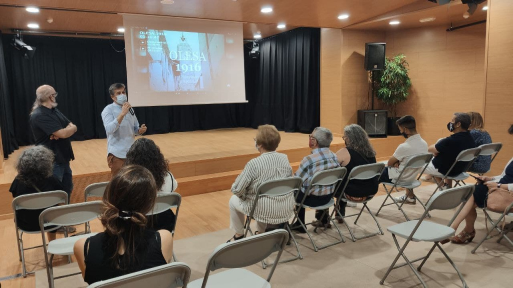 Miquel Riera, Xavier Rota presentant a l'Auditori el documental als assistents