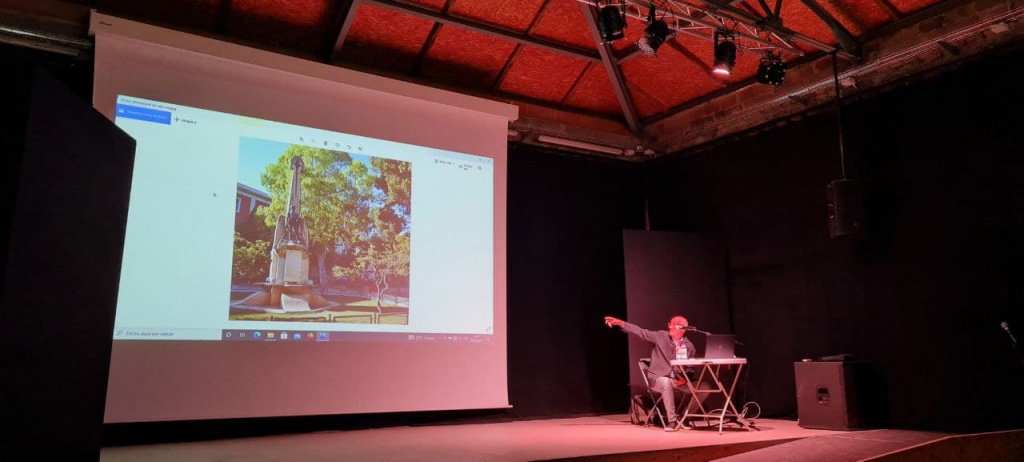 Exposició amb pantalla a l'escenari de la xerrada de Josep Cruanyes