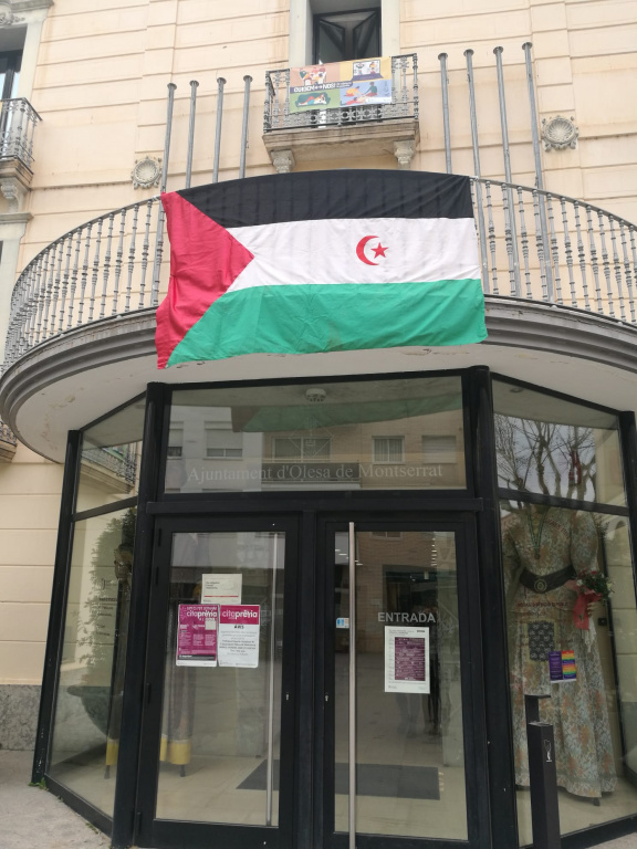 Balconada de l'Ajuntament amb bandera saharaui