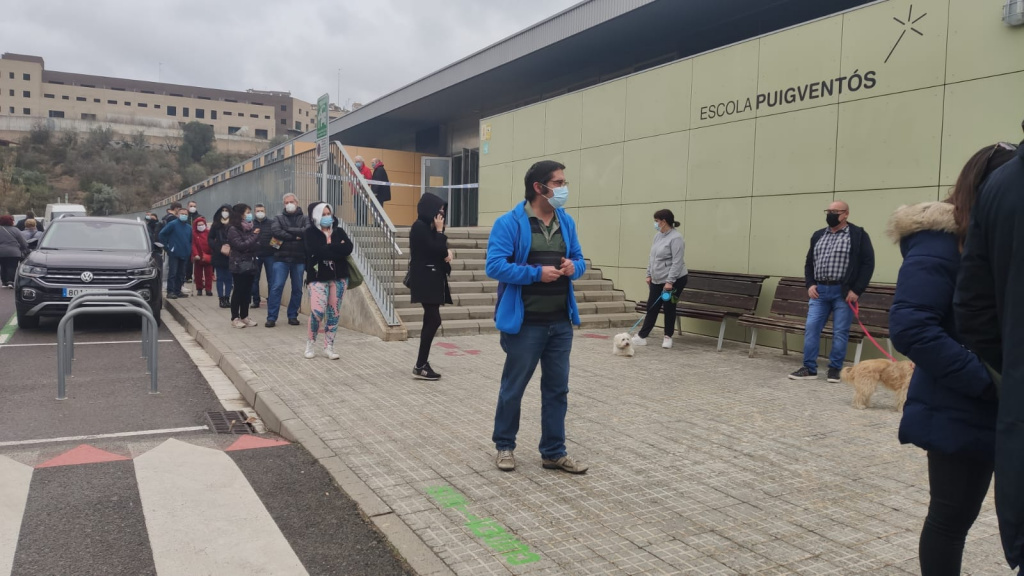 Cua de votants a l'Escola Puigventós