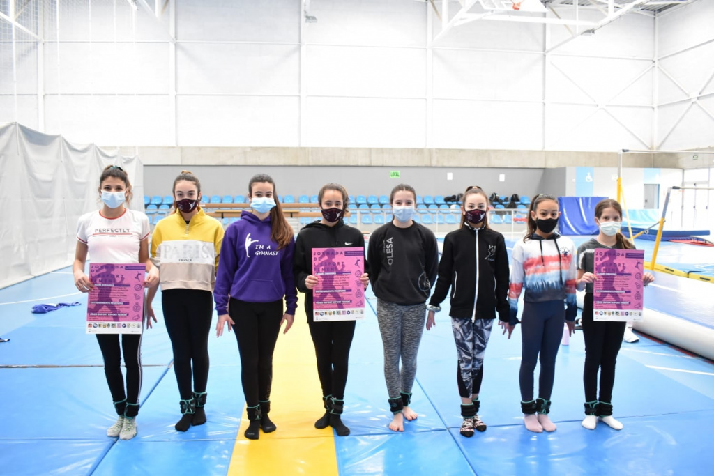 Equip femení de noies amb els cartells de les Jornades de l'Esport