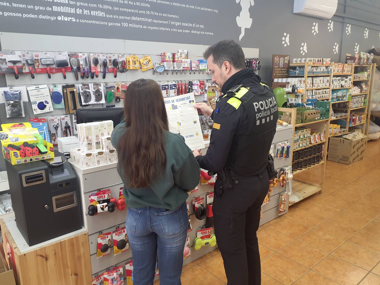 Policia local amb la campanya de Nadal d'informació als comerciants per prevenir robatoris
