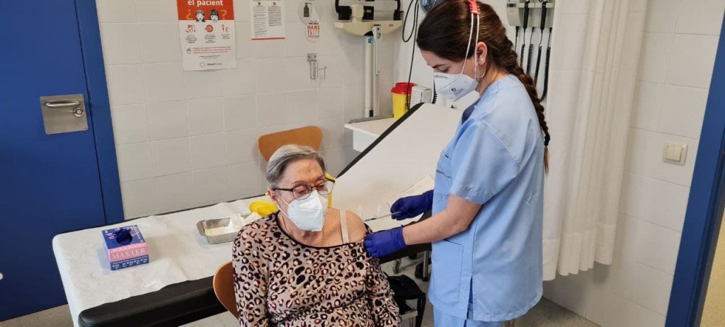 Infermera posant la vacuna a una senyora de més de 80 anys